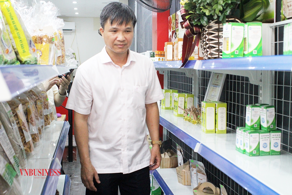 Ông Nguyễn Đức Điển, Phó Giám đốc Sở NN&PTNT tỉnh Yên Bái, khẳng định tầm quan trọng của hệ thống cửa hàng tiêu thụ trong việc nâng sức cạnh tranh cho nông sản của HTX.