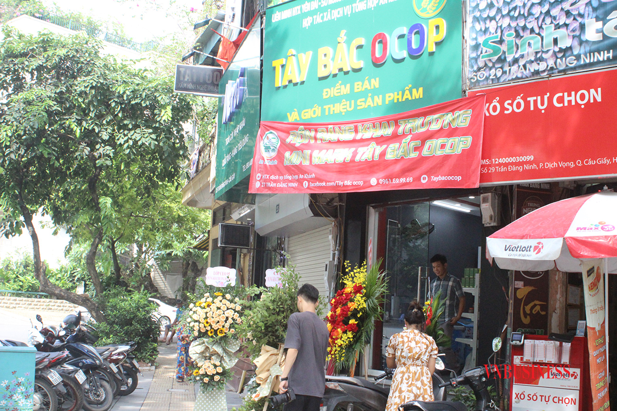 Cửa hàng của HTX An Khánh bày bán hàng chục loại nông sản đặc trưng, có thế mạnh vùng Tây Bắc.