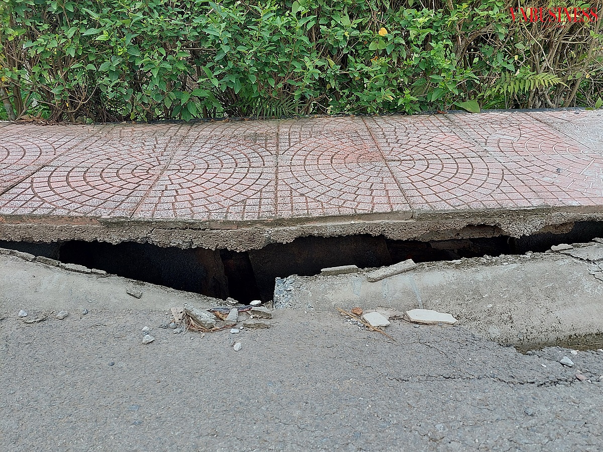 Gạch đỏ được lát trên mặt rãnh thoát nước làm vỉa hè.