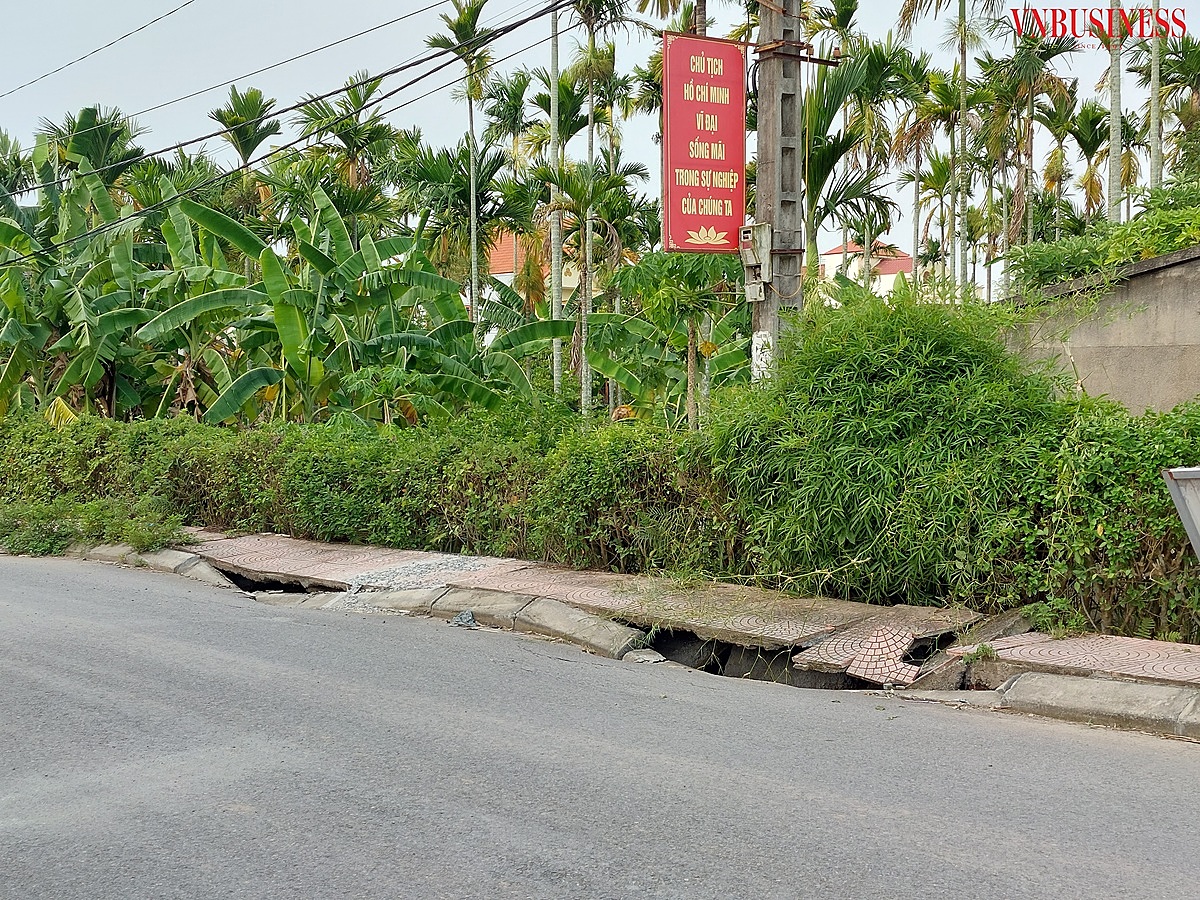 Người dân đặt câu hỏi: Bị sạt lở cục bộ là do có xe bê tông dừng đỗ tại đó hay do chất lượng công trình?