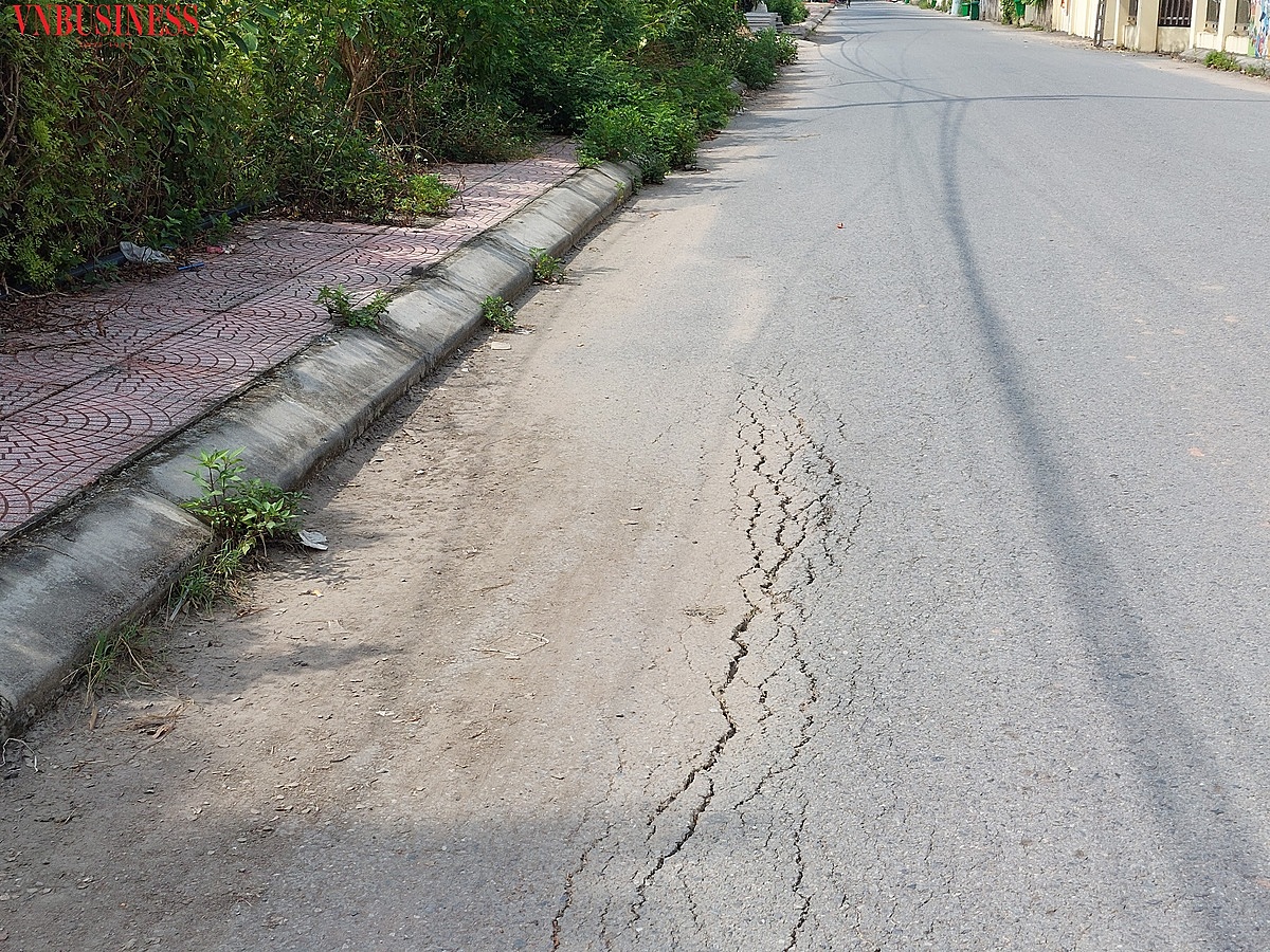 Phần đường mở mới có nhiều đoạn bị lún, mặt asphalt bị hỏng.