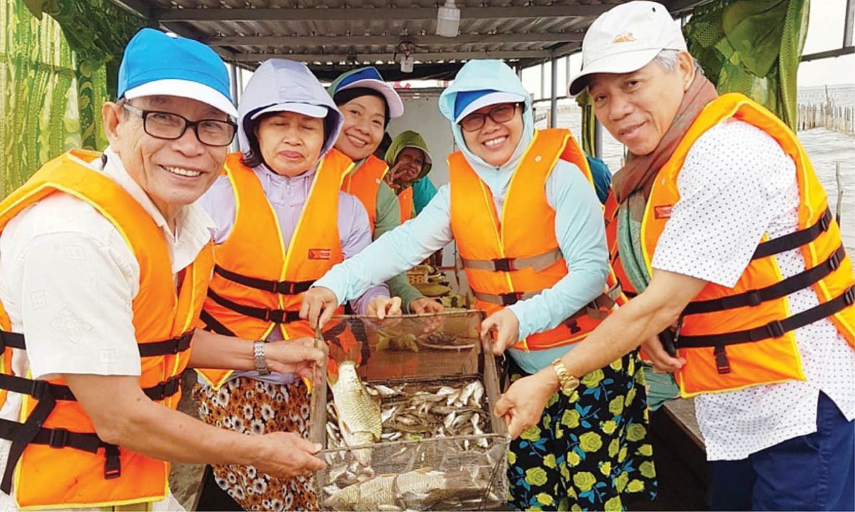 Du lịch trải nghiệm đang thu hút khách vào dịp hè.