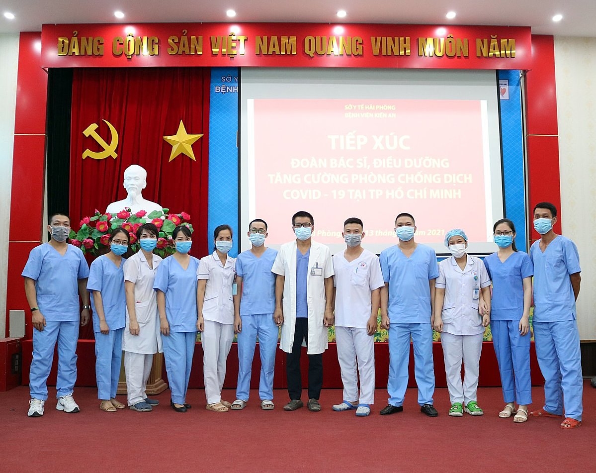 Nhân viên Bệnh viện Kiến An trước giờ lên đường.