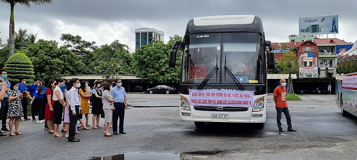 Đoàn y tế Hải Phòng tăng cường đến Bắc Giang.