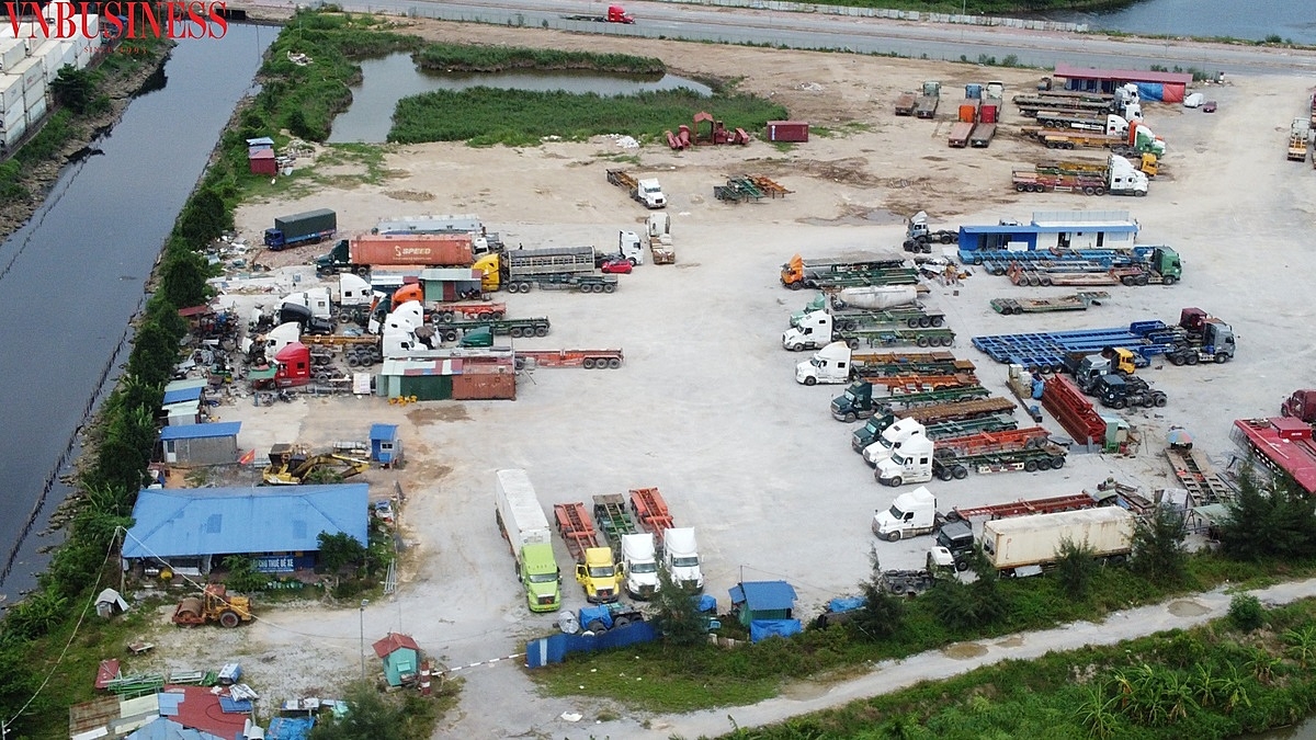 Một phần hành lang mương thủy lợi và hành lang đê Tràng Cát đã được công ty Tiến Thành san lấp, đổ cứng và dựng nhà lán tạm và tập kết container.