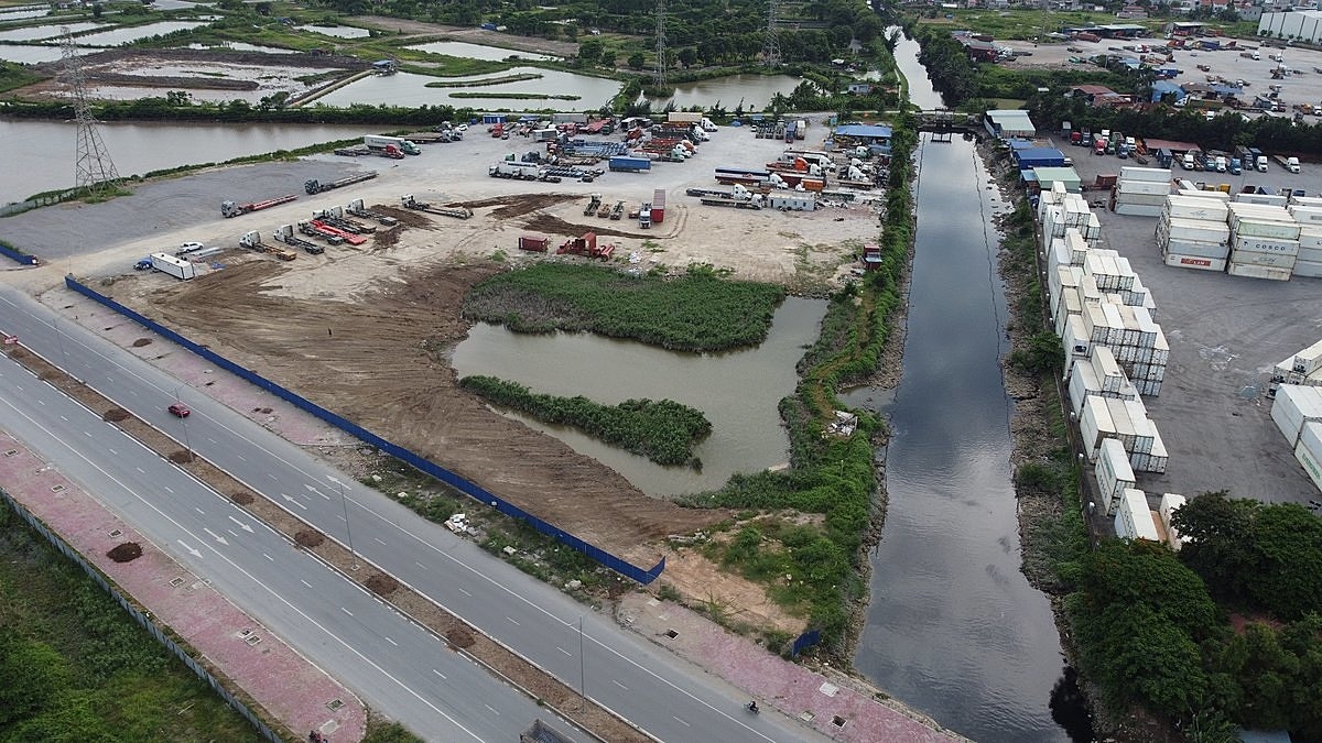 Phần diện tích 1,3ha gồm 3 cạnh chạy vòng quanh theo khu đất (hành lang mương, hành lang đê, đất quy hoạch trồng cây xanh -trên là lưới điện).