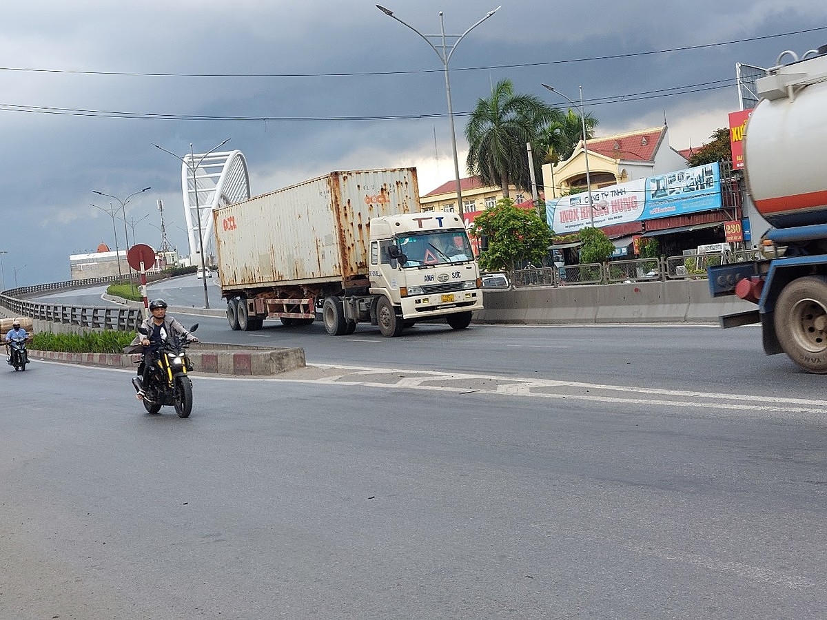 Cả hai cây cầu này đều có mật độ phương tiện xe container lưu thông rất lớn.