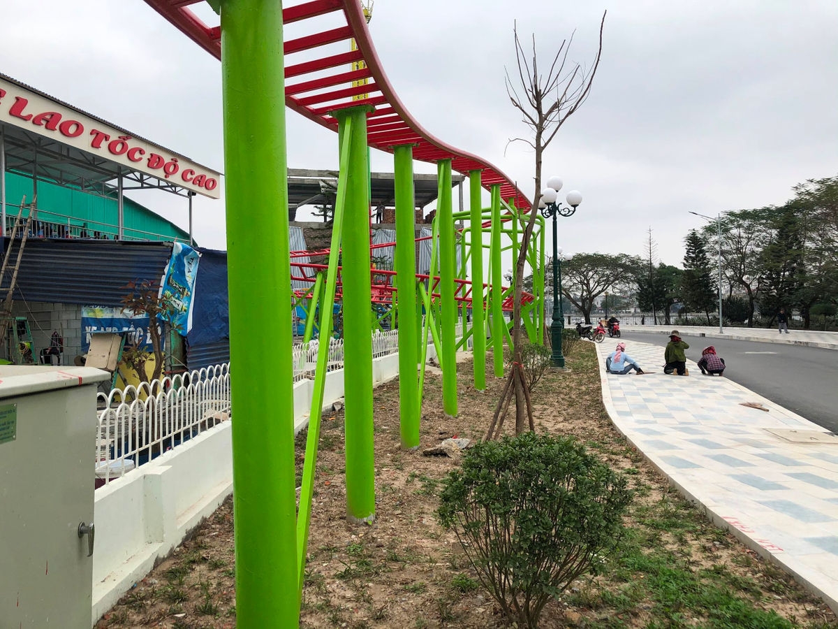 Nhiều công trình vui chơi tại Cung Văn hóa Thiếu nhi xây dựng khi chưa được cấp phép và xây ra ngoài chỉ giới.