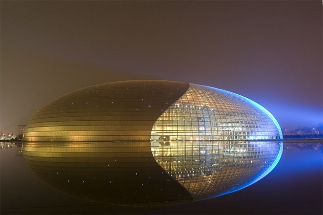 Nhà hát lớn quốc gia Bắc Kinh trong hình dáng quả trứng từng gây tranh cãi.