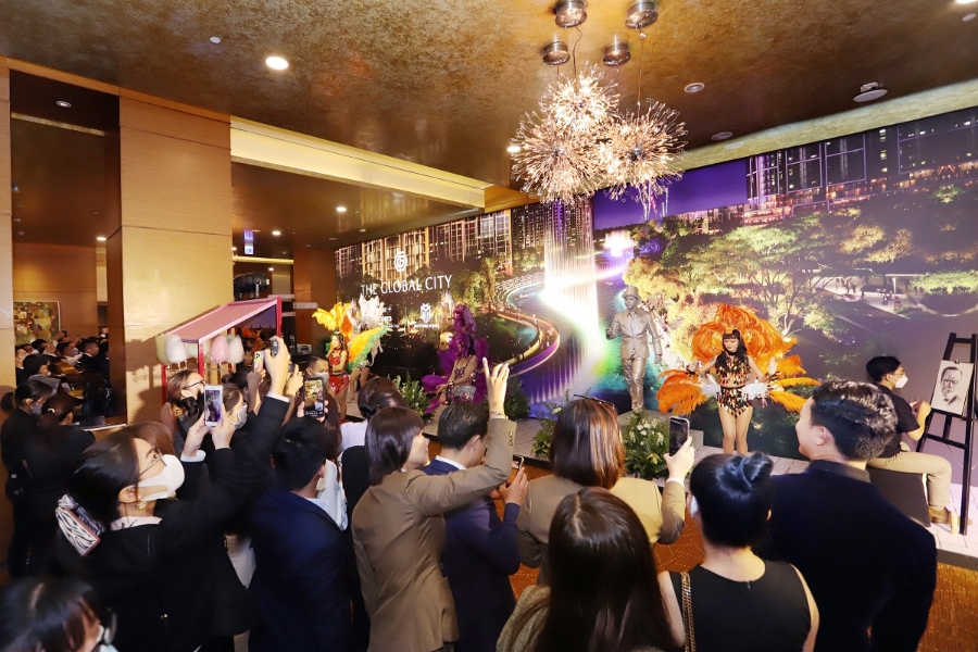 Khách tham dự đang hào hứng tham gia các hoạt động trải nghiệm.