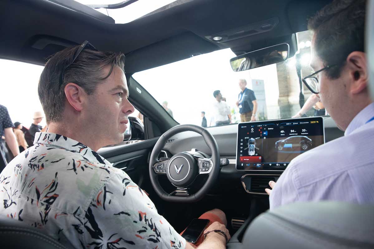 Nhiều vị khách châu Âu tỏ ra đặc biệt ấn tượng với khả năng tăng tốc, sự chắc chắn và yên tĩnh của VinFast VF 8.