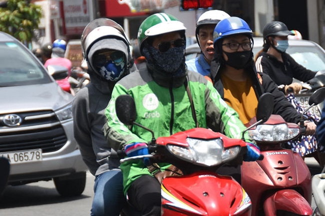 Grab dự kiến thu phụ phí nắng nóng 5.000 đồng/mỗi chuyến.