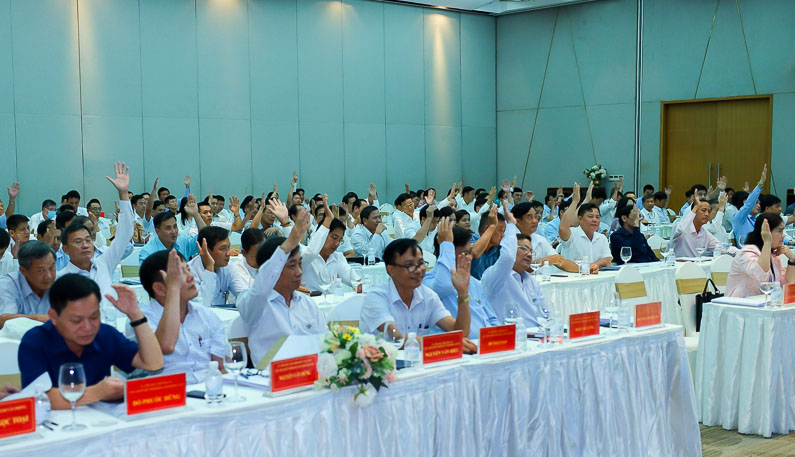 Các đại biểu tiến hành biểu quyết tại Hội nghị