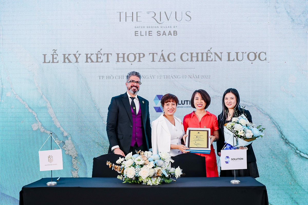 Đồng thời Masterise Homes trao chứng nhận “Đại lý độc quyền” cho 03 đại lý chiến lược, trong ảnh là đại diện công ty Solution.