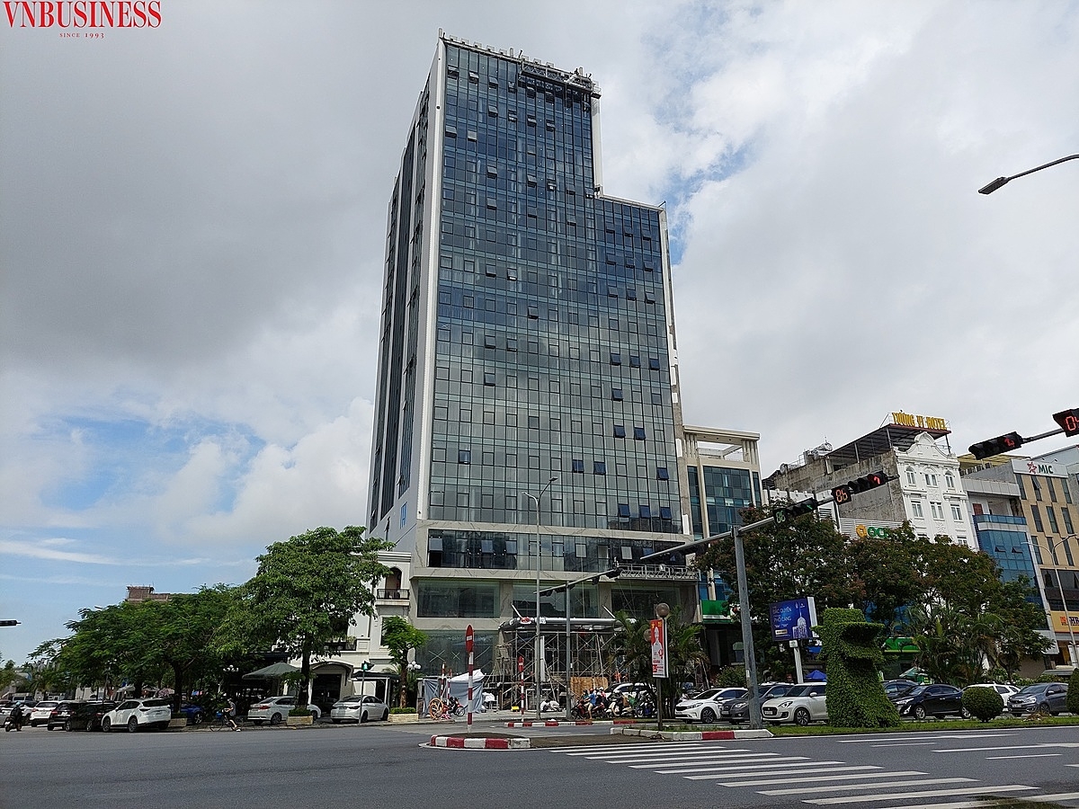 Tháng 7/ 2021, khi xây đến tầng thứ 12, công trình này vẫn chưa xong thủ tục gộp thửa và cấp phép xây dựng.