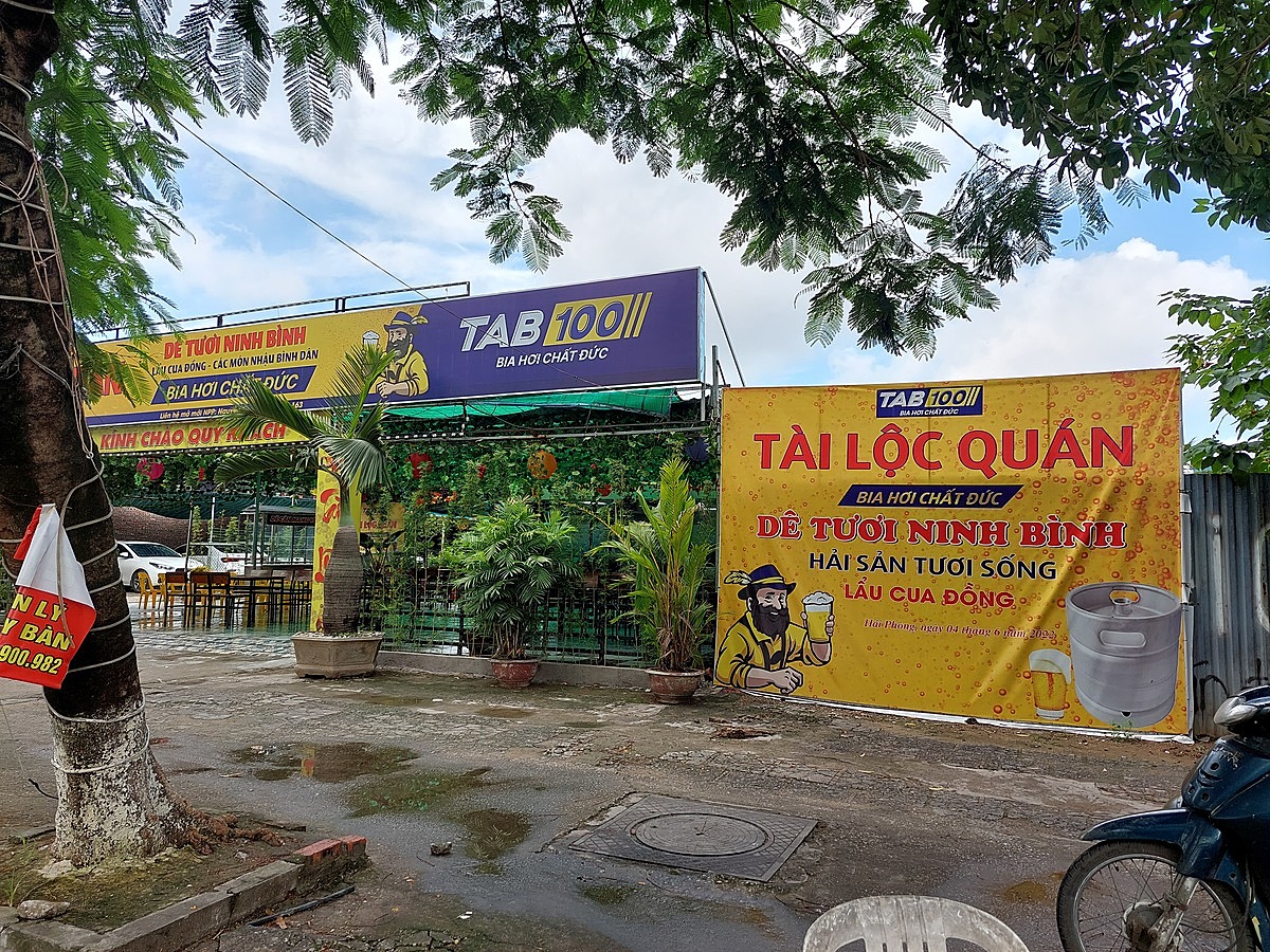 Nhiều quán xá lụp xụp mọc lên hai bên tuyến đường.