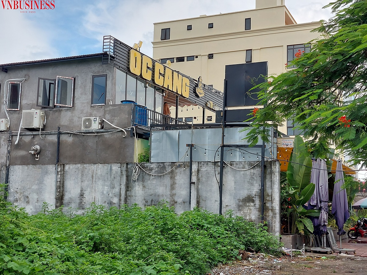 Một quán hàng nhếch nhác bên mặt đường Lê Hồng Phong.