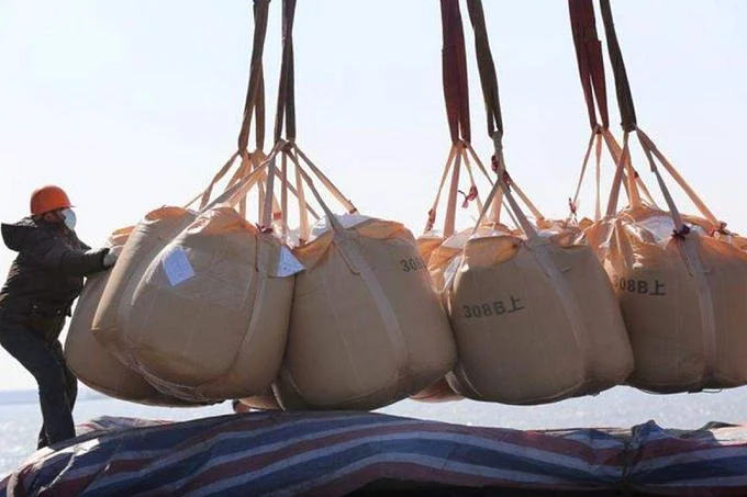 Hạn ngạch, thấp hơn nhiều so với mức xuất khẩu của năm trước, sẽ mở rộng sự can thiệp của Trung Quốc vào thị trường để giữ giá nội địa và bảo vệ an ninh lương thực trong khi giá phân bón toàn cầu đang dao động gần mức cao kỷ lục. ẢNH: REUTERS