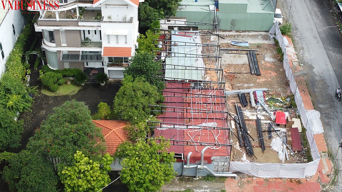 Quy hoạch là xây dựng biệt thự đơn lập, nhưng tại đây lại xây dựng nhà hàng, không đảm bảo khoảng lùi, không đúng quy hoạch...