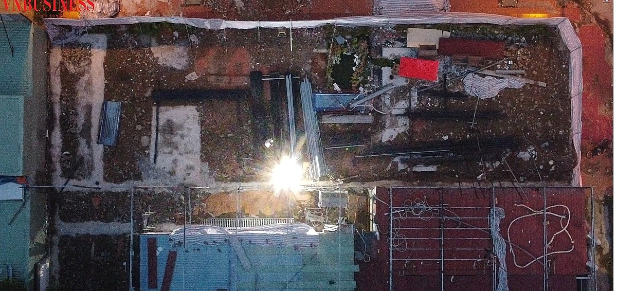 Tối 14/7, chủ công trình vẫn cấp tập cho công nhân làm việc, bất chấp yêu cầu đình chỉ chờ cấp phép của phường.