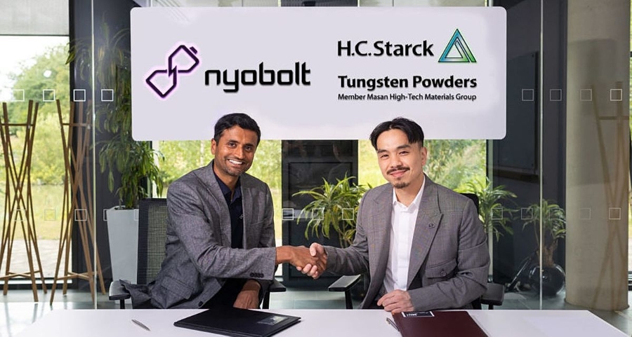 Đại diện của H.C.-Starck ký kết thỏa thuận hợp tác đầu tư với Nyobolt.