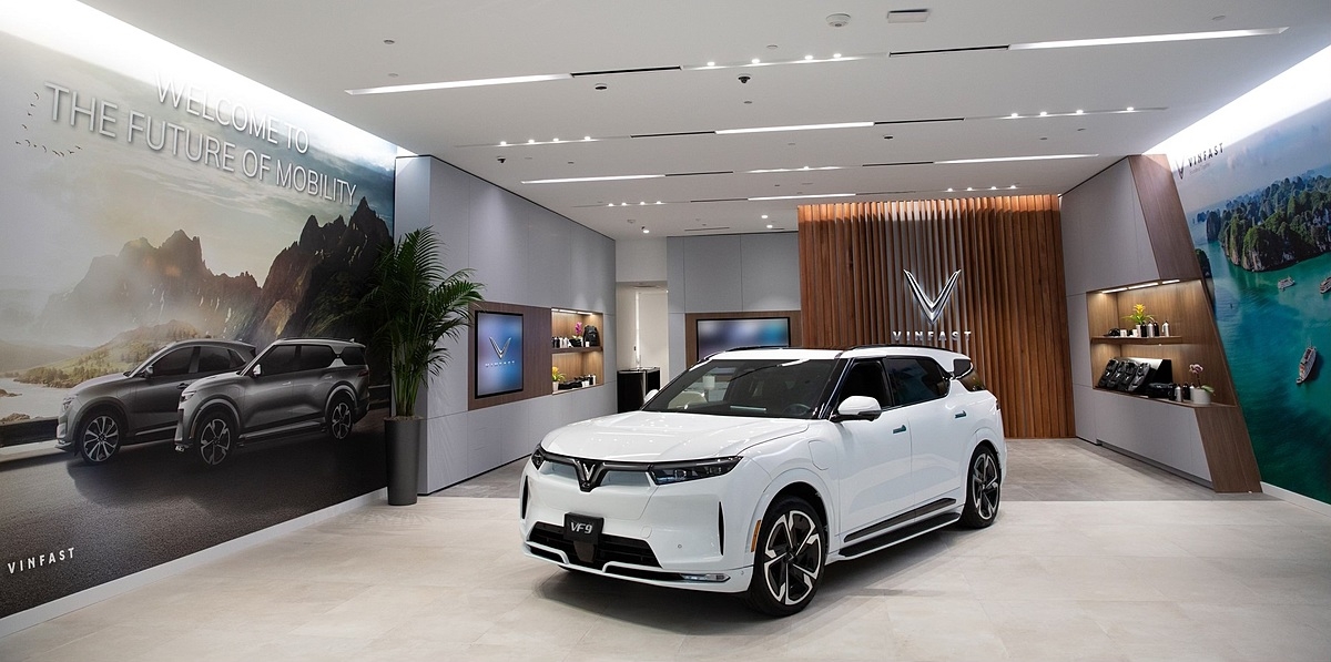 VinFast Store tại Santa Monica rộng hơn 300 m2, là nơi trưng bày, giới thiệu và bán các dòng sản phẩm ô tô điện VinFast trực tiếp tới khách hàng Mỹ.