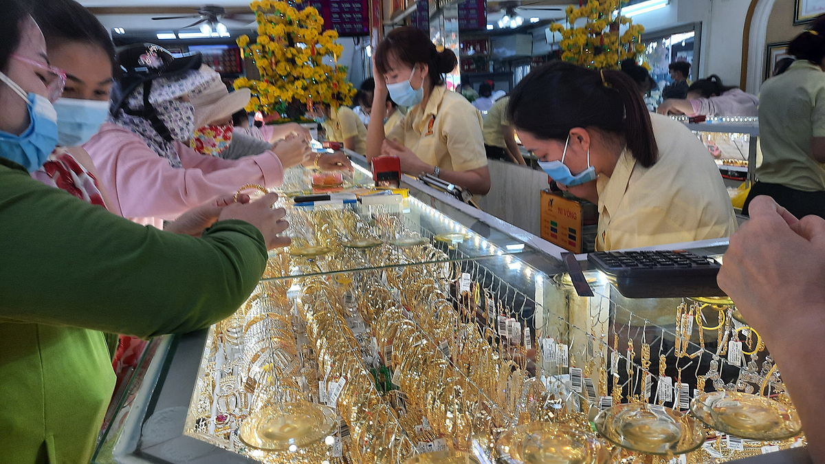 Giới “buôn vàng” có động thái bán ra khiến giá vàng giảm mạnh từ 200.000 đến 300.000 đồng/lượng. (Ảnh: Int)
