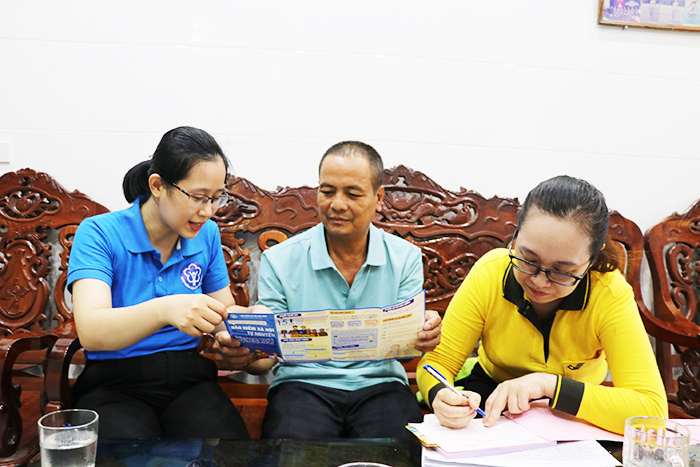Cán bộ bảo hiểm xã hội tư vấn về chính sách BHXH tự nguyện, BHYT hộ gia đình.