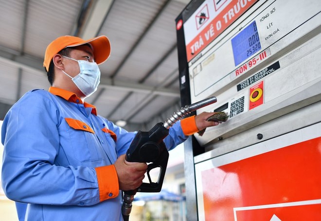 Kỳ vọng giá xăng giảm mạnh về mốc 25.000 đồng/lít vào ngày mai.