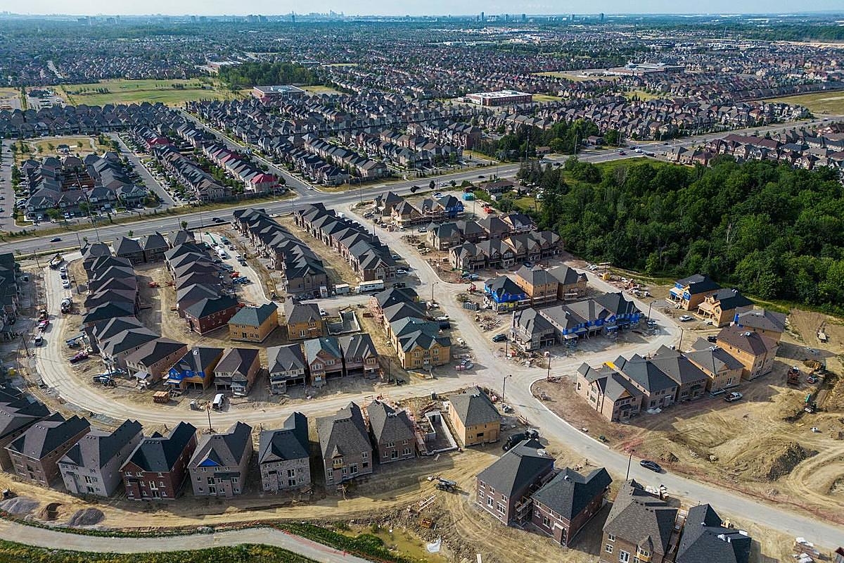 Giá nhà trung bình được điều chỉnh theo mùa ở Canada đã giảm gần 8% trong tháng 6 so với mức đỉnh đầu năm nay. (Ảnh: Reuters)