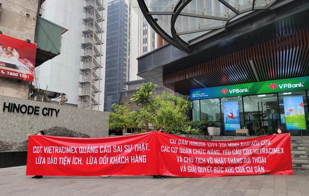 Cư dân Hinode City bức xúc treo băng rôn phản đối cách làm ăn gian dối của chủ đầu tư là Vietracimex.
