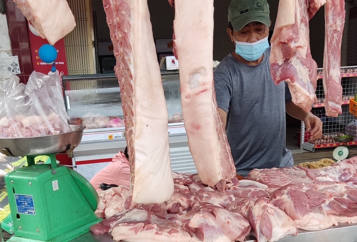 Kiểm soát chặt khâu trung gian để bình ổn giá thịt heo trong thời gian tới.