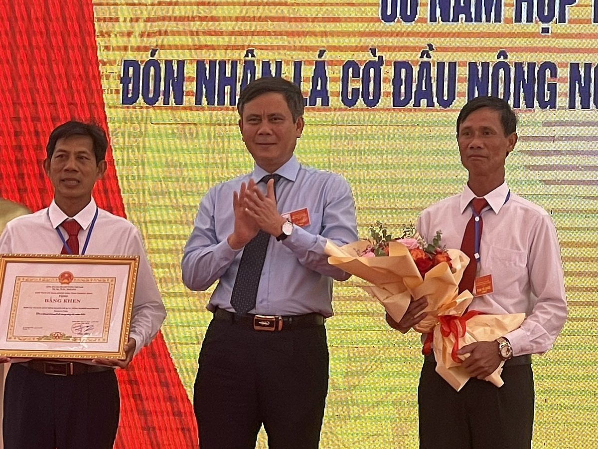 Ông Trần Thắng, Phó Bí Thư tỉnh ủy, Chủ tịch UBND tỉnh Quảng Bình tặng Bằng khen cho HTX Đại Phong.