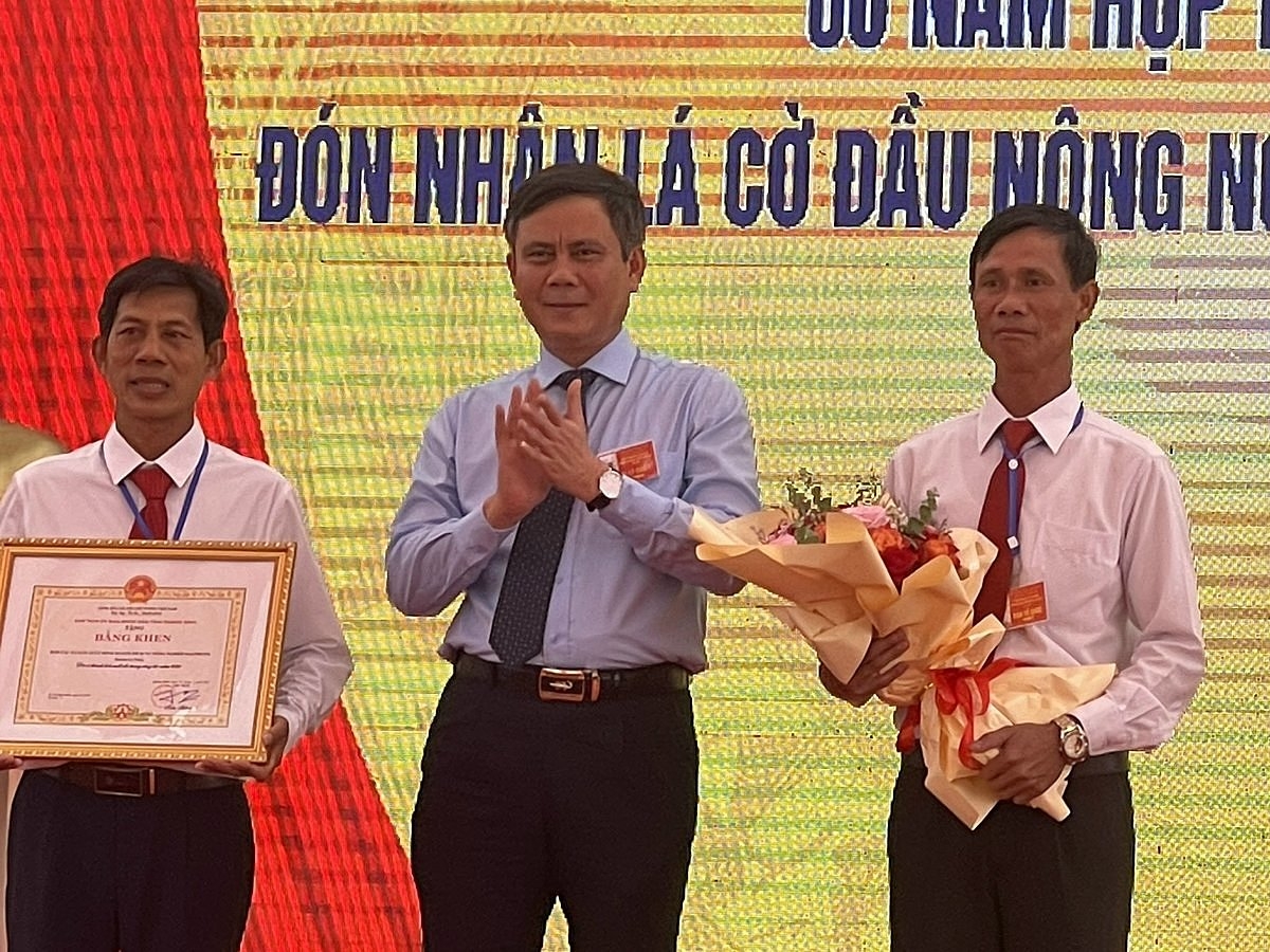 Ông Trần Thắng, Phó Bí Thư tỉnh ủy, Chủ tịch UBND tỉnh Quảng Bình tặng Bằng khen cho HTX Đại Phong.