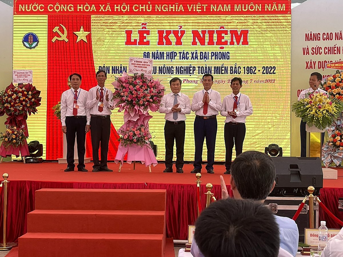 Ông Vũ Đại Thắng, Ủy viên trung ương Đảng, Bí thư Tỉnh ủy Quảng Bình tặng hoa cho HTX Đại Phong.