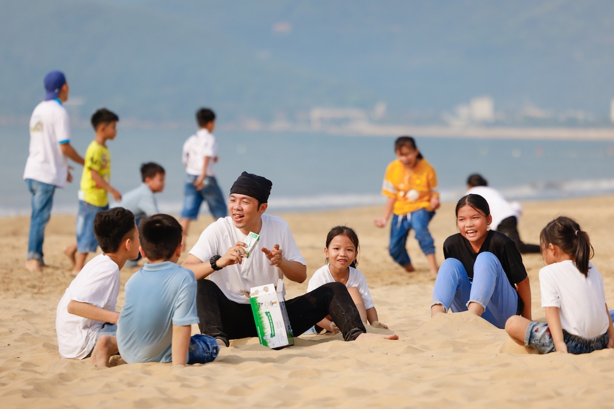 Tại Bình Định, các em nhỏ đã được tổ chức một buổi dã ngoại ở biển Quy Nhơn. Do chịu ảnh hưởng từ dịch Covid-19, sau 2 năm, các em tại Làng trẻ SOS Quy Nhơn mới được ra biển vui chơi. Thỏa thích đá bóng, nô đùa và hòa mình vào làn nước mát lạnh, nhiều em không giấu được sự phấn khích.