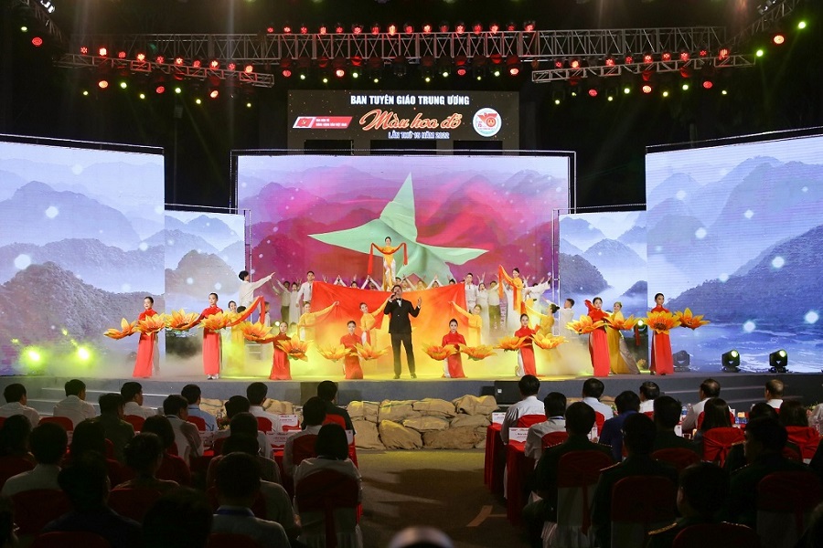 Với 3 trường đoạn Lên đường - Tinh thần thép - Tự hào dáng đứng Việt Nam, Chương trình Màu hoa đỏ tái hiện những ký ức về một thời hoa lửa.