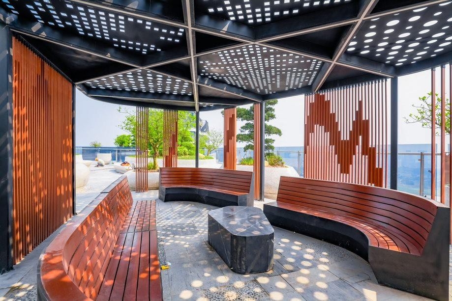 Chiếu nghỉ tại vườn Nhật trên mái tầng 43.