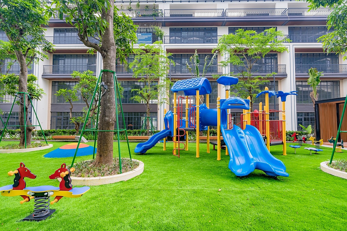 Khu vui chơi trẻ em ngoài trời ngay trong nội khu Dự án đã được phủ cỏ và đầu tư đầy đủ các trò chơi được các bé yêu thích.