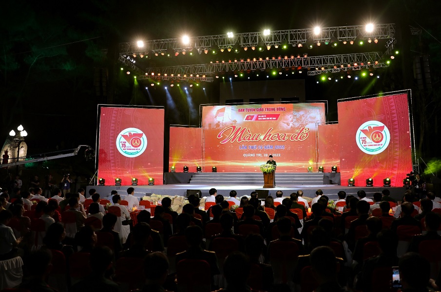 Đại tướng Lương Cường, Ủy viên Bộ Chính trị, Chủ nhiệm Tổng cục Chính trị Quân đội Nhân dân Việt Nam phát biểu tại Chương trình Màu hoa đỏ.