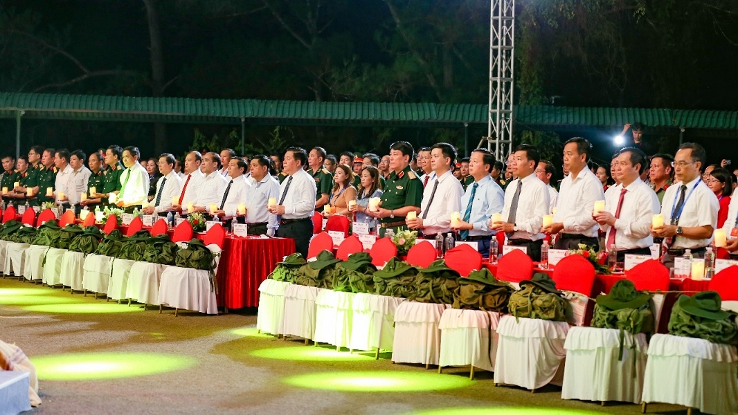 Hành trang người lính cụ Hồ gồm chiếc ba lô đơn sơ, chiếc mũ tai bèo được đặt trang trọng trên hàng ghế trước hàng ghế của đại biểu.