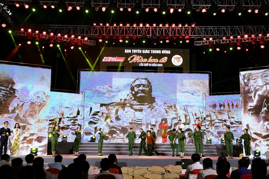 Hoạt cảnh hình ảnh những Mẹ Việt Nam anh hùng một đời đã vì chồng, vì con, vì dân, vì nước mà lặng thầm hy sinh cho quê hương đất nước hôm nay.