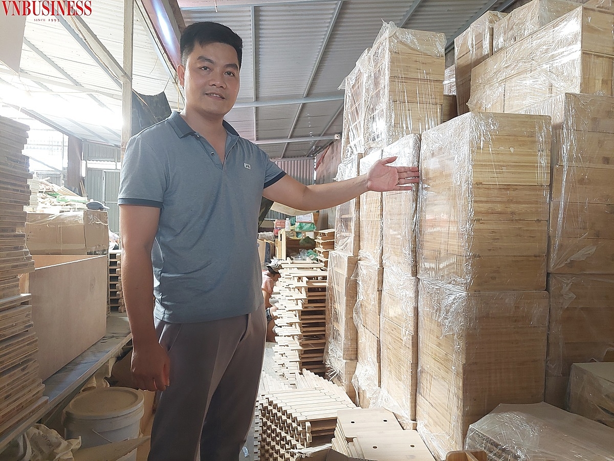 Anh Trung giới thiệu về một số sản phẩm HTX đang sản xuất theo đơn hàng.