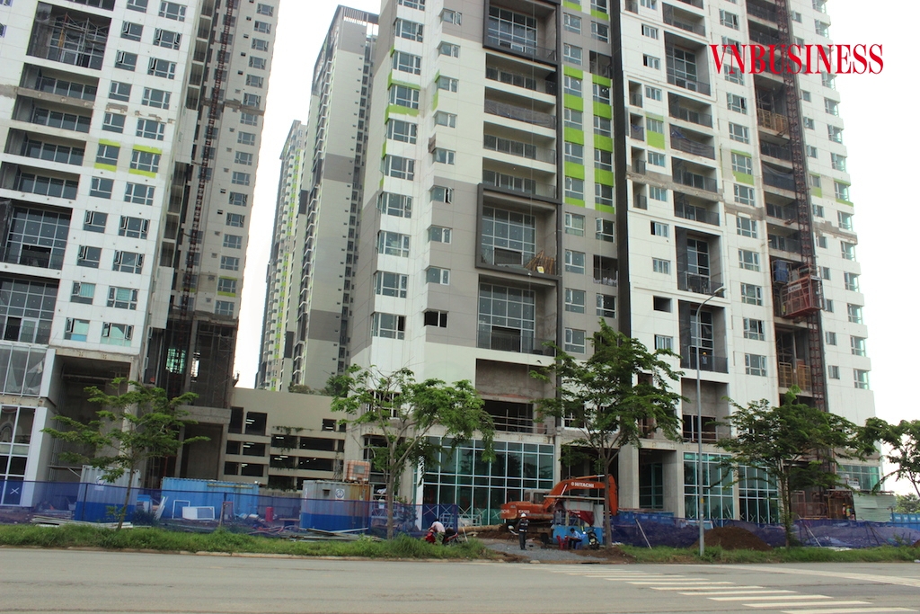 Các chủ đầu tư dự án nhà ở xã hội không được vay vốn ưu đãi mà phải vay vốn với lãi suất vay thương mại (khoảng 9%/năm), dẫn đến chi phí đầu tư tăng lên làm tăng giá bán, giá thuê mua nhà ở xã hội.