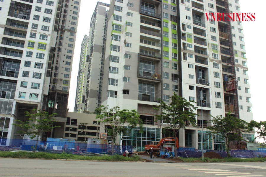 Các chủ đầu tư dự án nhà ở xã hội không được vay vốn ưu đãi mà phải vay vốn với lãi suất vay thương mại (khoảng 9%/năm), dẫn đến chi phí đầu tư tăng lên làm tăng giá bán, giá thuê mua nhà ở xã hội.