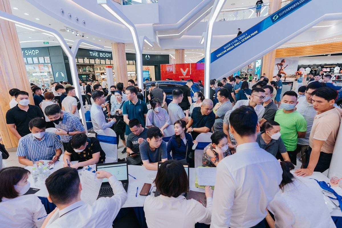 Thêm hàng nghìn chiếc ô tô điện VinFast VF 8 và VF 9 được khách hàng chốt cọc trong khuôn khổ sự kiện “Nhà xanh xe điện - Mở lối tương lai” tại Hà Nội ngày 23-24/7.