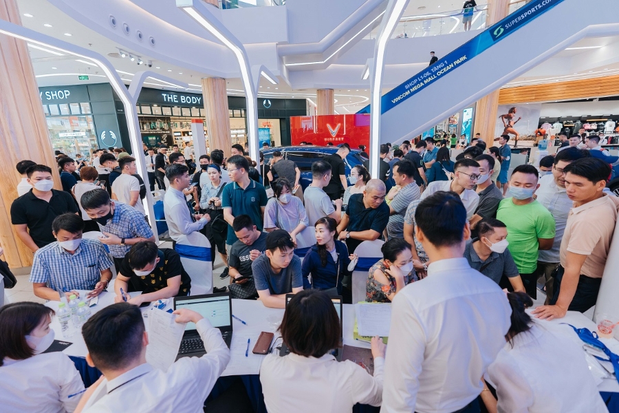 Thêm hàng nghìn chiếc ô tô điện VinFast VF 8 và VF 9 được khách hàng chốt cọc trong khuôn khổ sự kiện “Nhà xanh xe điện - Mở lối tương lai” tại Hà Nội ngày 23-24/7.