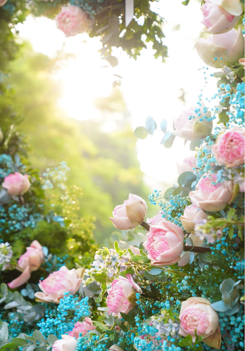 Các loại hoa được sử dụng như cúc, baby, lan tường, salem… đủ màu khoe sắc trong khiến cho cái năng nóng mùa hè của Hà Nội như dịu lại.