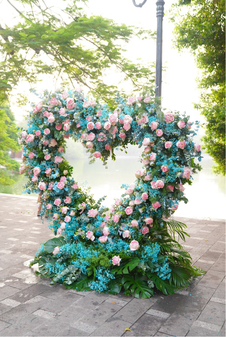 Từ sáng sớm, nhiều đoàn khách đã đến tham quan, chụp ảnh tại các trái tim sen quanh đặt quanh hồ. Các bà, các cô, các chị xúng xính váy, áo dài cùng lưu giữ những khoảnh khắc đep bên nhau. “Ý tưởng kết những trái tim hoa sen này rất mới lạ. Những bông hoa sen tươi thắm, thơm ngát, kết cùng những loài hoa nhỏ xinh khác nhìn rất độc đáo”, anh Nguyễn Nam- một du khách cho hay.