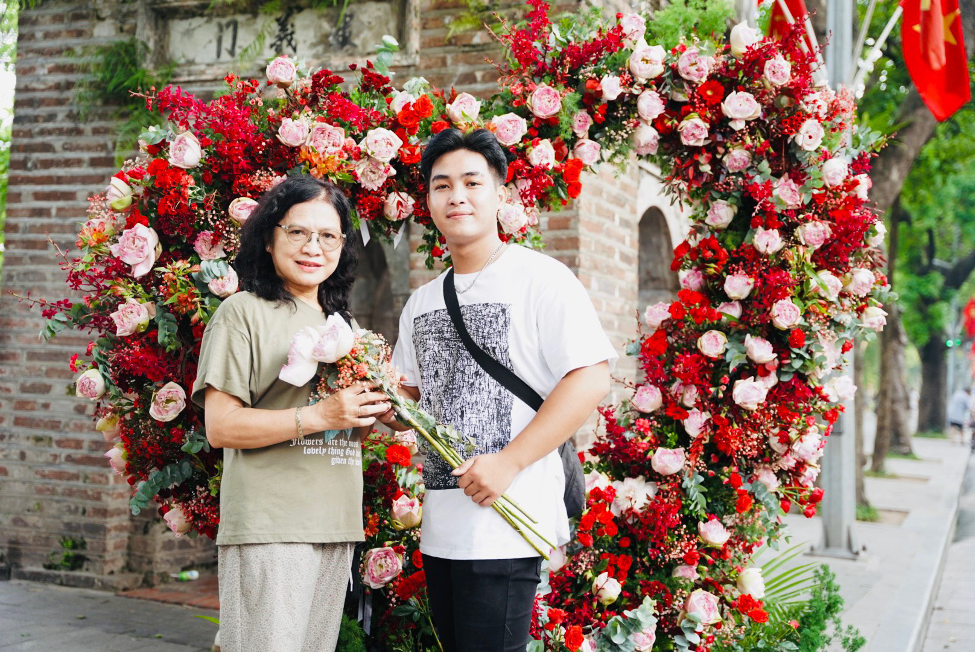 Tập đoàn Ecopark, đơn vị thực hiện hoạt động trang trí này cho hay, một mùa Vu Lan nữa lại về, những bông hoa sen thanh cao, tươi thắm cùng thông điệp hãy nói lời cám ơn cha mẹ khi còn có thể như một món quà nhỏ thay các con gửi tới những bậc làm cha mẹ, biết ơn cha mẹ đã sinh thành, dưỡng dục. Điều này càng ý nghĩa hơn khi mùa Vu Lan đã về.